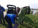 Voorn vangen en staand drinken aan het kanaal.